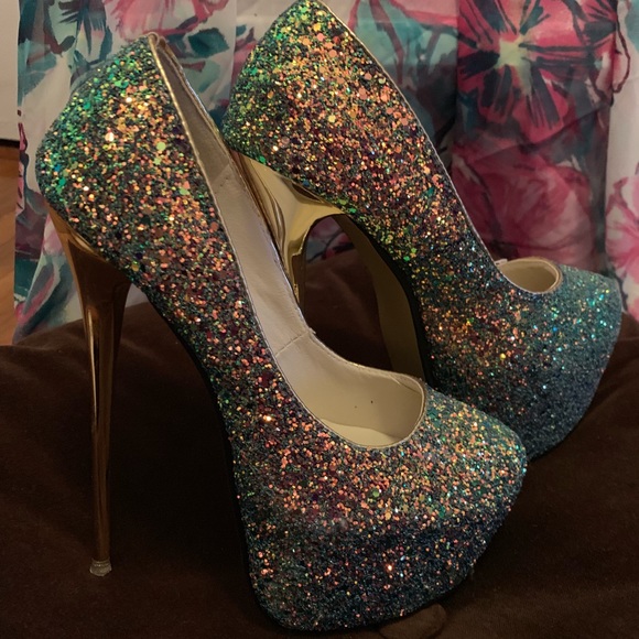 ✨ CINDERELLA SPARKLY PUMPS ✨ - Picture 2 of 5
